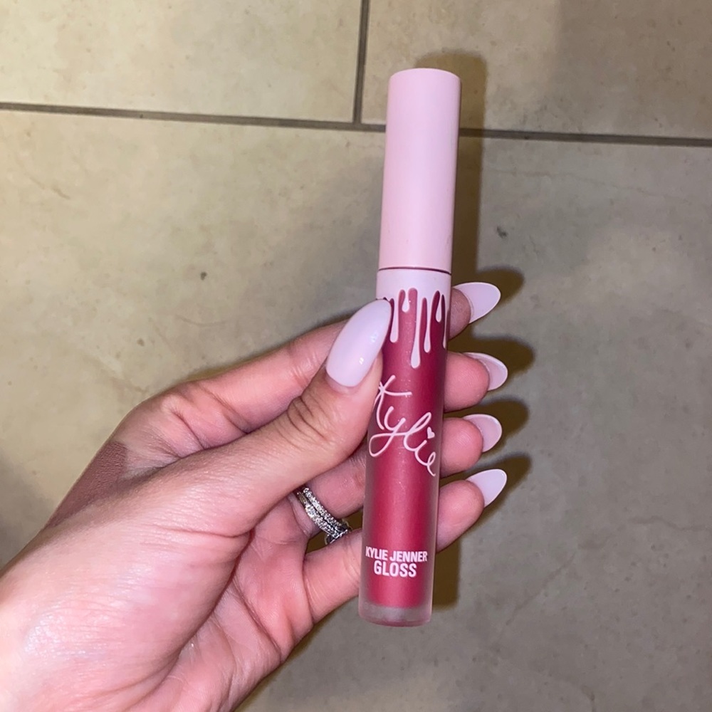 Kylie Jenner gloss color cherry pie